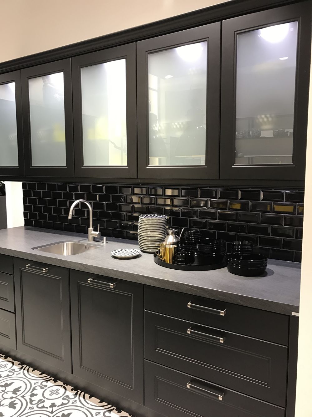 Modern Classic white shaker kitchen cabinet Solid Wood Cabinetry - Timeless Design for Contemporary Spaces