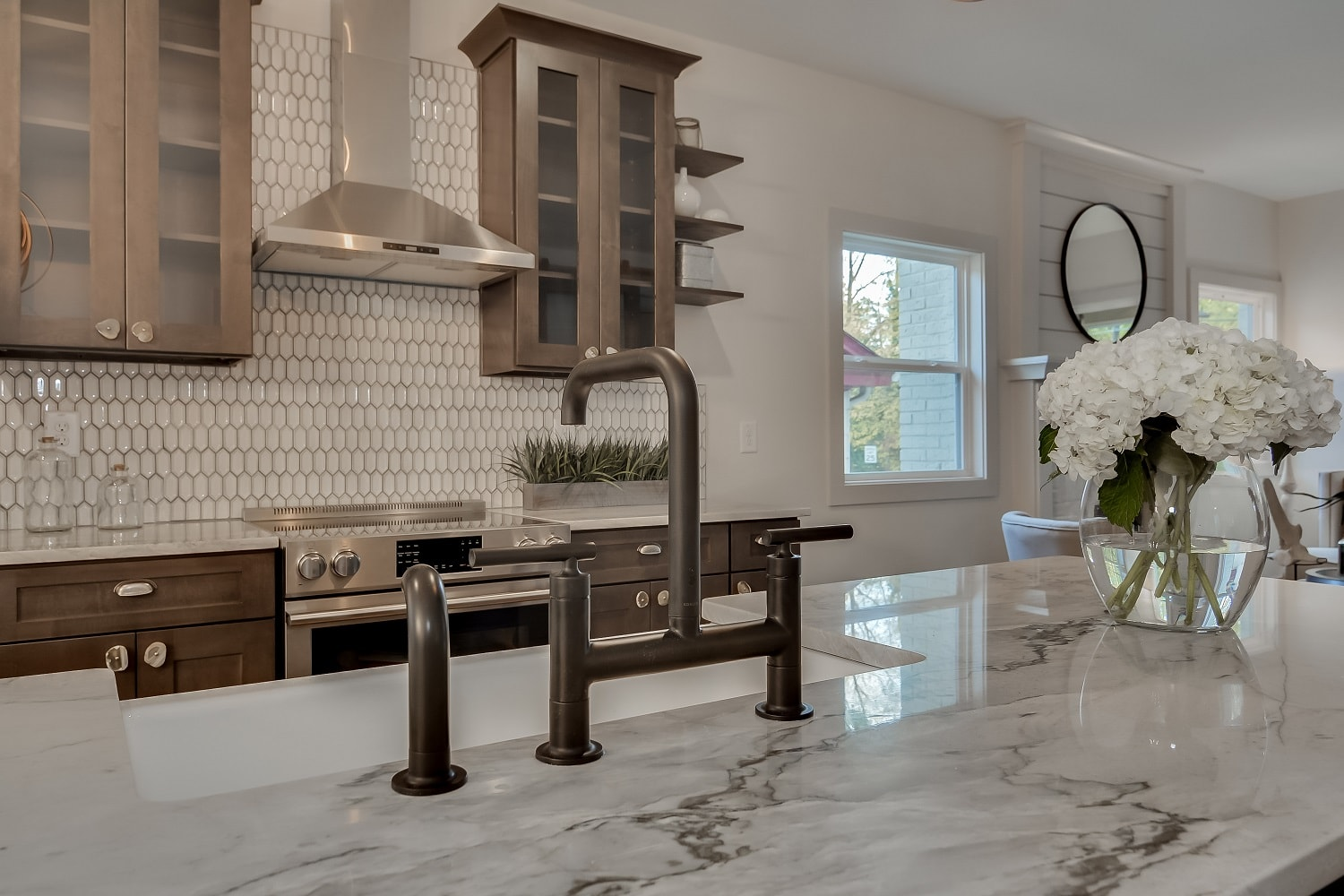 Modern Classic white shaker kitchen cabinet Solid Wood Cabinetry - Timeless Design for Contemporary Spaces